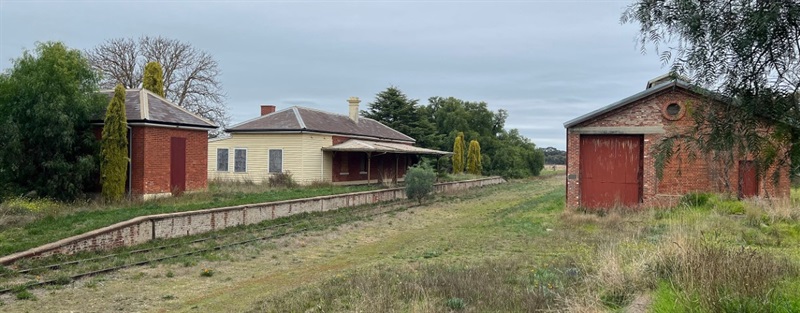 wiki.commons.maker_untraceable.carisbrook.station.jpg