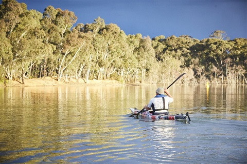Paddling at the Goldfields Reservoir in Maryborough