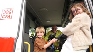 EMERG.EXPO.GRAB.KIDS.FIRE.TRUCK.jpg