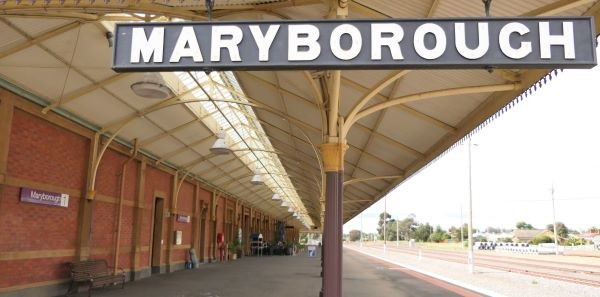 fb.P1170013_station.sign.platform.jpg